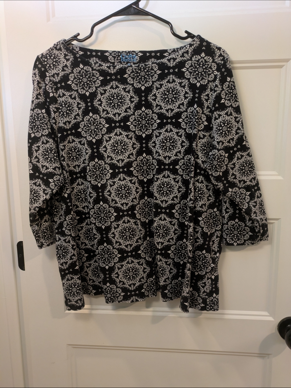 🔴 3/$15  croft & barrow Black and White Medallion Tunic Top